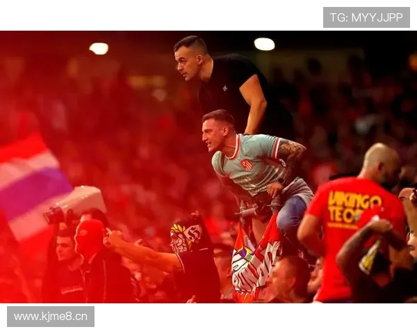 巴萨极端球迷砸坏马竞大巴车窗